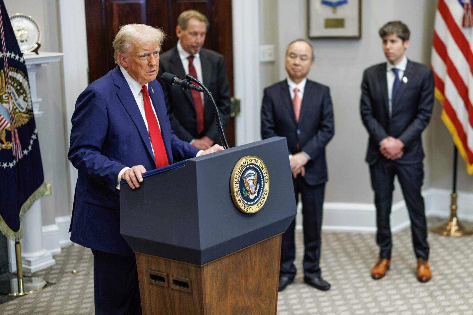Prezident Donlad Trump, šéf Oracle Larry Ellison, šéf japonského konglomerátu SoftBank Masayoshi Son a šéf OpenAI Sam Altman.  Foto: Aaron Schwartz / POOL / EPA / Profimedia