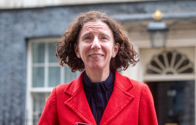 Pre škrty v rozpočte odstúpila britská ministerka