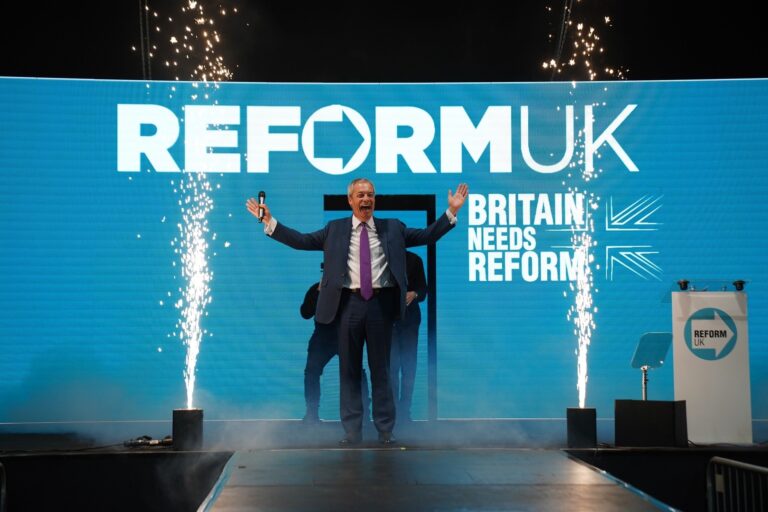 Reform UK triumfovala v doplňujúcich voľbách v Anglicku