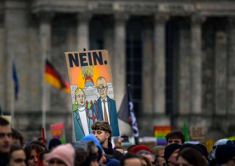 Demonštranti držia transparent proti spojenectvu Friedricha Merza a Alice Weidelovej na demonštrácii v Berlíne 2. februára 2025. Foto: ČTK / imago stock&people / Daniel Lakomski