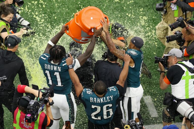 Hráči Philadelphia Eagles okolo Nicka Sirianniho. Foto: David Buono/Icon Sportswire / Newscom / Profimedia