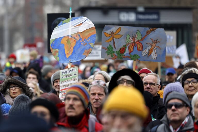 Demonštranti počas klimatického štrajku Fridays for Future na námestí Heumarkt v Kolíne nad Rýnom 14. februára 2025. Foto: ČTK / imago stock&people / Christoph Hardt