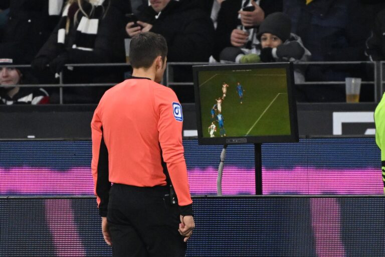 Rozhodca posudzuje situáciu na futbalovom ihrisku prostredníctvom systému VAR. Ilustračné foto: : ČTK / imago sportfotodienst / Jan Huebner