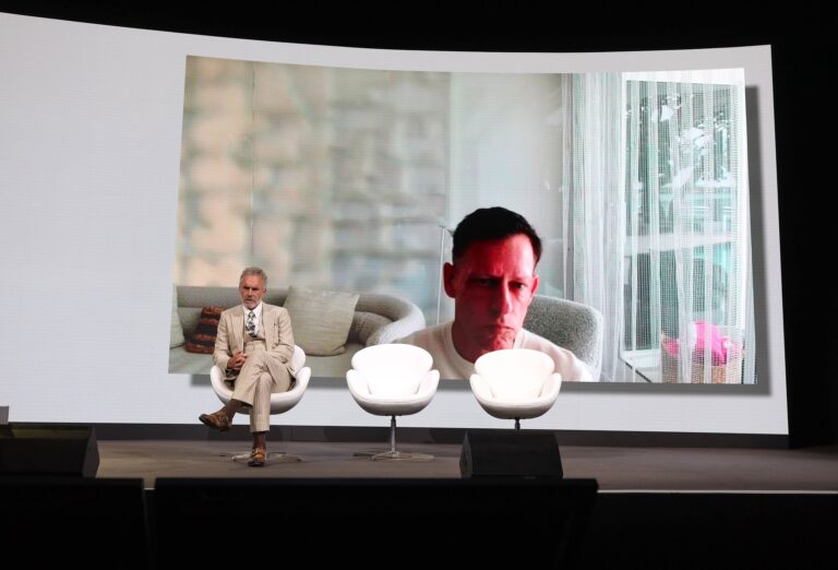 Peter Thiel (na obraze) počas interview s Jordanom Petersonom   v rámci konferencie Aliancia za zodpovedné občianstvo (ARC) 17. februára 2025 v Londýne. Foto: Parsons Media / Eyevine / Profimedia