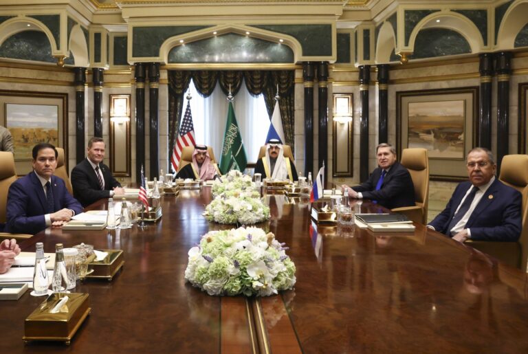 V Rijáde sa skončili 12-hodinové rokovania USA a Ruska
