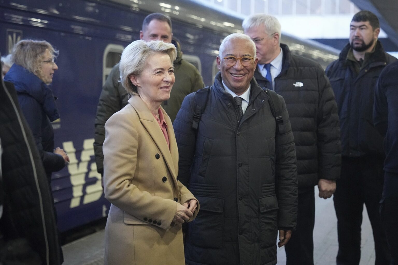 Predsedníčka Európskej komisie Ursula von der Leyenová a predseda Európskej rady Antonio Costa prichádzajú na železničnú stanicu pri príležitosti tretieho výročia ruskej invázie na Ukrajinu, Kyjev, Ukrajina, pondelok 24. februára 2025. Foto: ČTK / AP / Efrem Lukatsky