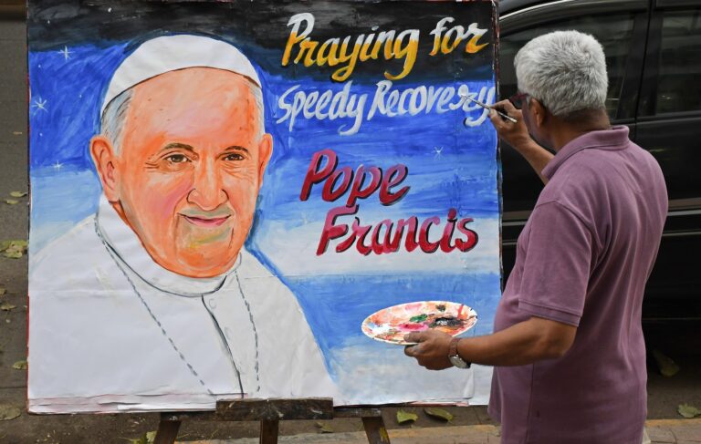 Pápež pracuje z nemocnice. Schválil dekréty a reformu správy Vatikánu