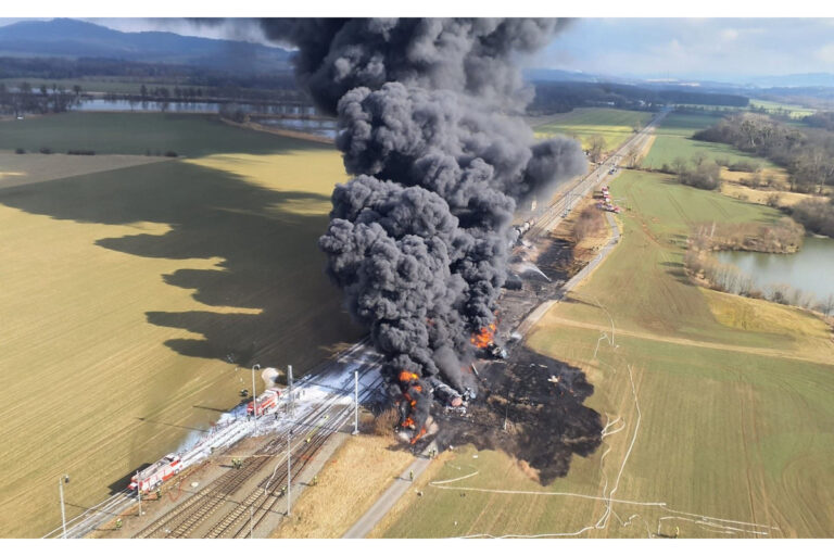 Česko rieši ekologickú katastrofu po vykoľajení vlaku s benzénom