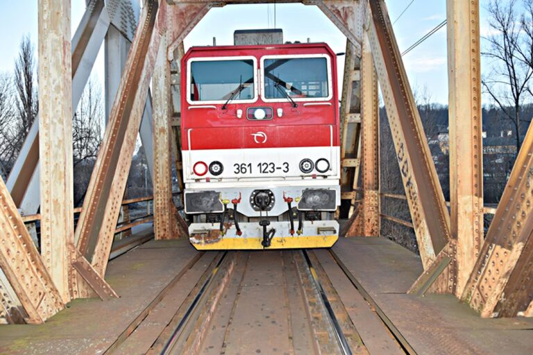 Pri Brodskom sa zrútila časť mosta nad železničnou traťou, vlaky premávajú