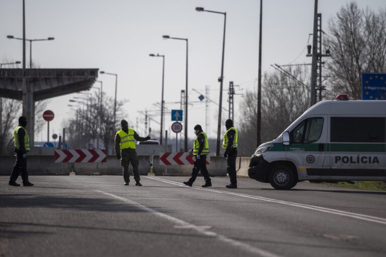 Na hraniciach s Maďarskom a Rakúskom dočasne obnovujú kontroly