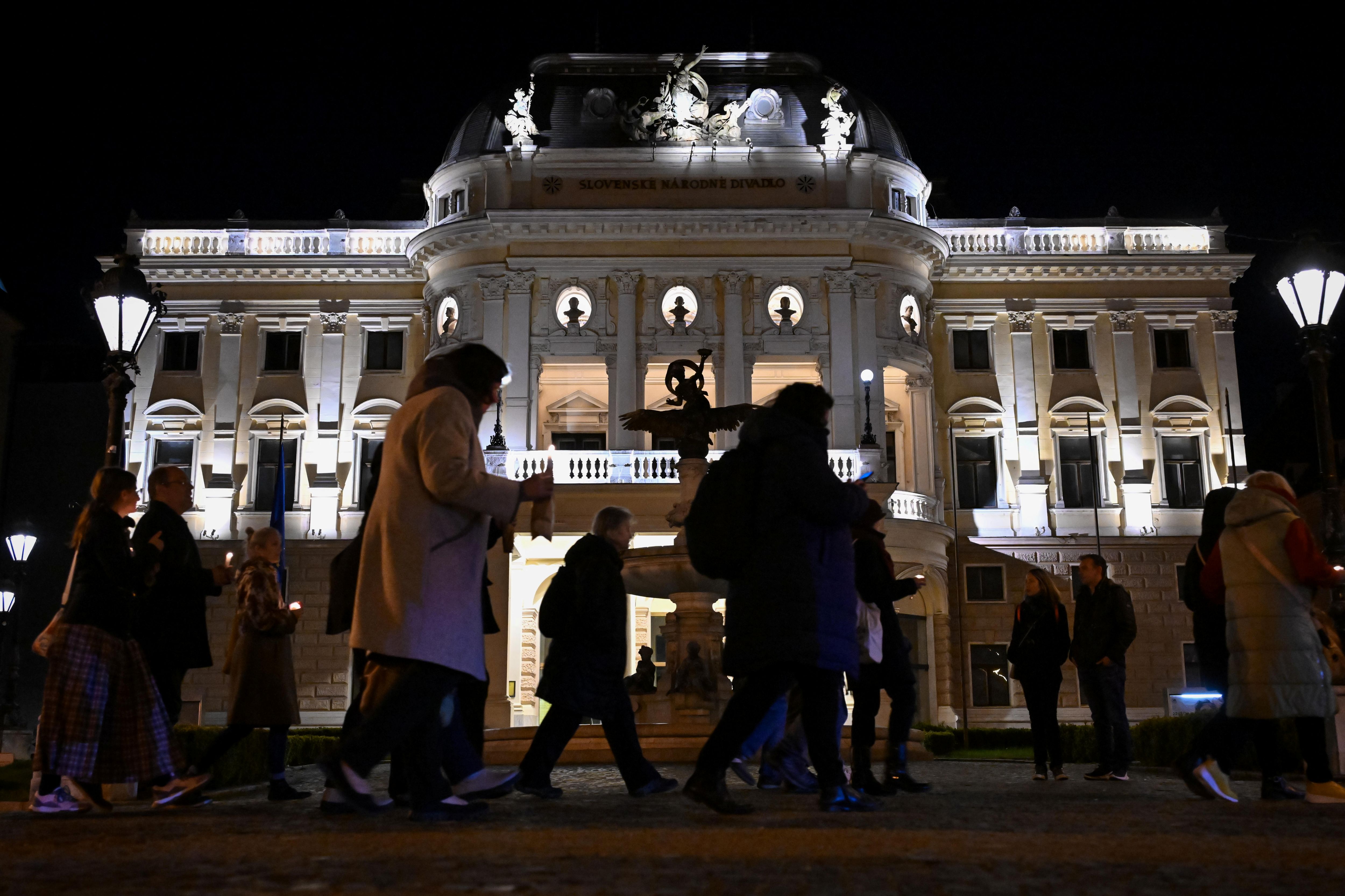 Sviečková manifestácia a krivé paralely