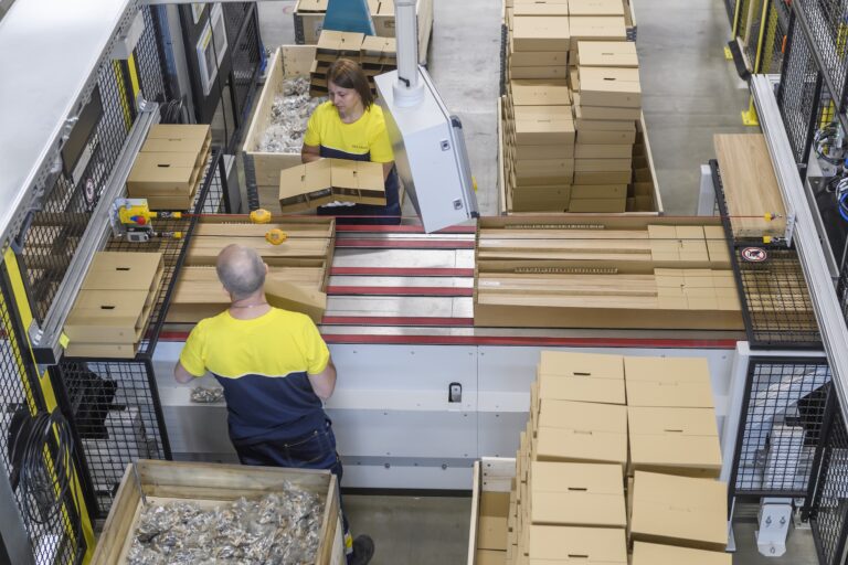 Výrobnú halu Ikea v Malackách zachvátil po výbuchu silný požiar