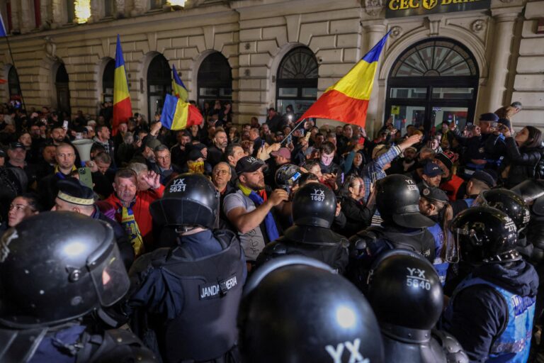 Slzný plyn a barikády: Násilné protesty po zákaze kandidáta Georgescua