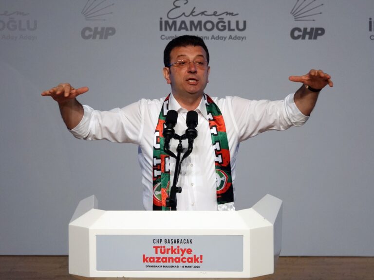 Turecko zadržalo vyše 1100 ľudí, medzi nimi aj podporovateľov opozície