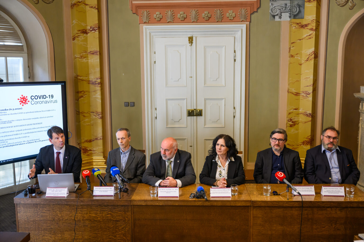 Na snímke zľava: Michal Palkovič, Pavel Babál, Jozef Šidlo, Henrieta Šidlová, Pavol Janega a František Štuller. Foto: Jaroslav Novák/TASR


