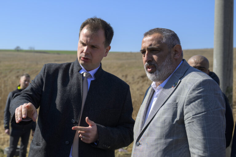 Na miesto nešťastia v osade vo Veľkom Šariši prišiel splnomocnenec pre rómske komunity Alexander Daško. Na fotografii s primátorom mesta Viliamom Kallom.  Foto: Veronika Mihaliková/TASR