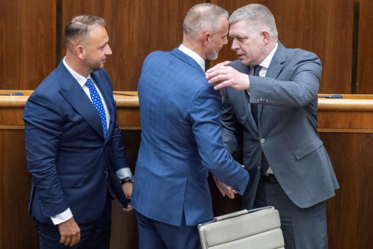 Matúš Šutaj Eštok (zľava), Richard Raši, Robert Fico. Foto: Martin Baumann/TASR