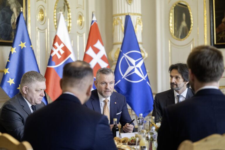 Lídri sa zhodli na potrebe silnejšej armády, vyššie výdavky však zatiaľ nepotvrdili