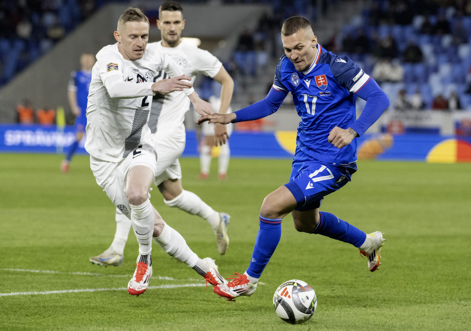 Lukáš Haraslín (vpravo) a slovinský futbalista Žan Karničnik (vľavo). Foto: Martin Baumann/TASR