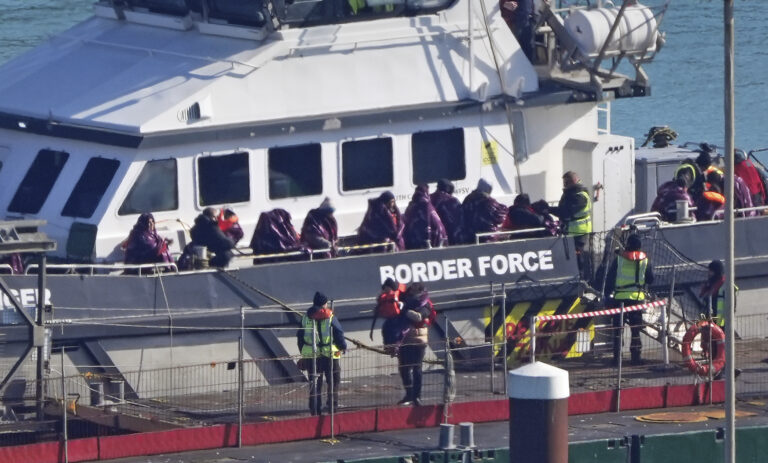 Počet migrantov cez Lamanšský prieliv stúpa, Británia hlási rekord