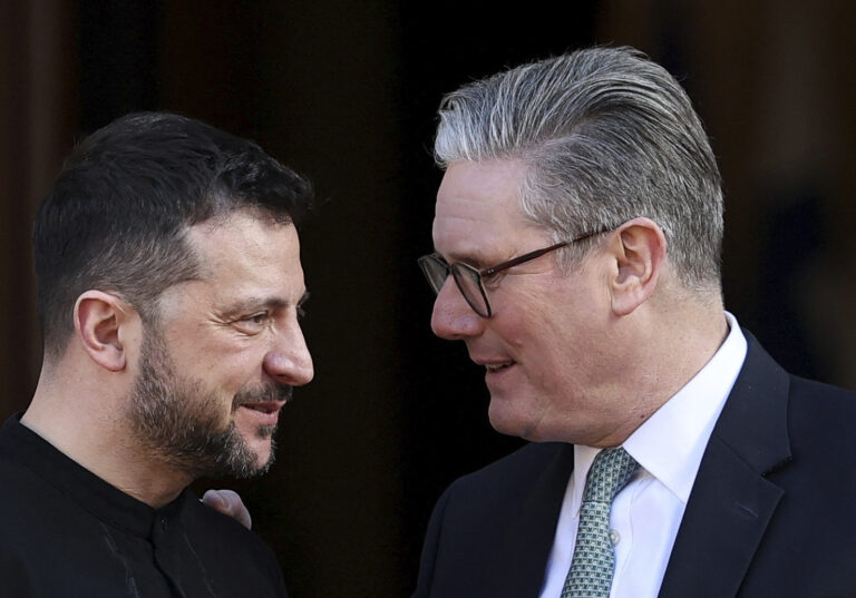 Zelenskyj a Starmer rokovali o dronoch aj koalícii ochotných v Ríme