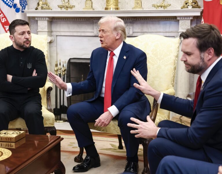 Ukrajinský prezident Volodymyr Zelenskyj hovorí s americkým prezidentom Donaldom Trumpom a americkým viceprezidentom JD Vanceom Zdroj: Photo Press Service / Bestimage / Profimedia