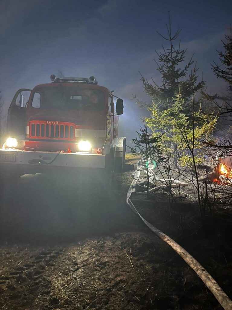 Drahovce: požiar suchého porastu si vyžiadal hospitalizáciu jednej osoby