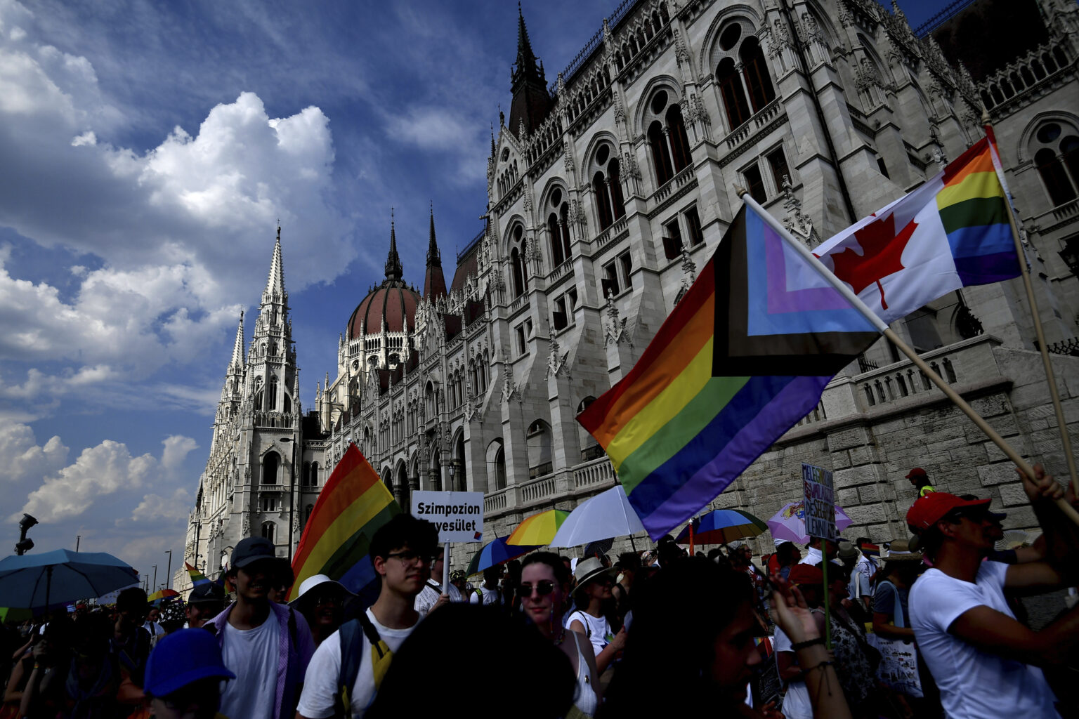 Členovia a priaznivci maďarskej LGBTQ komunity. Foto: Anna Szilagyi/AP Photo
