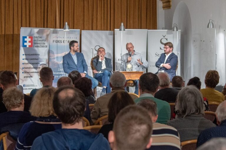Komentátor denníka Štandard Dag Daniš, zástupca šéfredaktora Denníka Postoj Jozef Majchrák a Filip Šebesta z Inštitútu Václava Klausa spolu s moderátorom Marekom Novákom z Inštitútu Ladislava Hanusa na Konzervatívnom fóre v roku 2024. Foto: Archív ILH