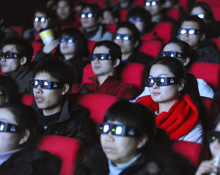 Crowd watching a movie. Photo: STR / AFP / AFP / Profimedia