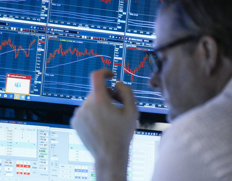 Silný rast na Wall Street, burzu oživili plány Apple na investície v USA