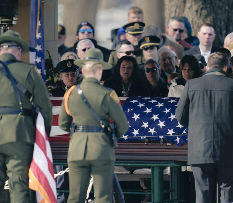 Pohraničnému strážnikovi Davidovi Malandovi vzdávajú vojenské pocty pred jeho pohrebom na Národnom cintoríne Fort Snelling v Minneapolise v sobotu 22. februára 2025. Foto: ČTK / AP / Abbie Parr