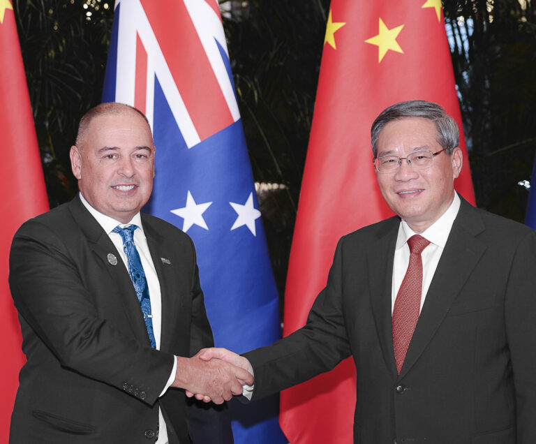 Predseda vlády Cookových ostrovov Mark Brown a Čínsky premiér Li Čchiang sa stretávajú v Harbine na severovýchode Číny, 14. februára 2025. Foto: Liu Bin / Xinhua News / Profimedia