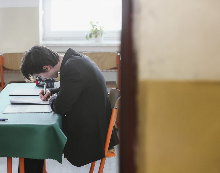 Na snímke maturant sa pripravuje na ústnu časť maturitných skúšok na Obchodnej akadémii Veľká okružná v utorok 28. mája 2024 v Žiline. Foto: Daniel Stehlík/TASR