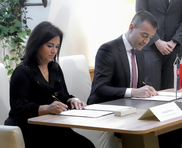 Drucker chce v školstve viac kvalitných učiteľov. Zelenú majú aj kvalifikovaní bakalári