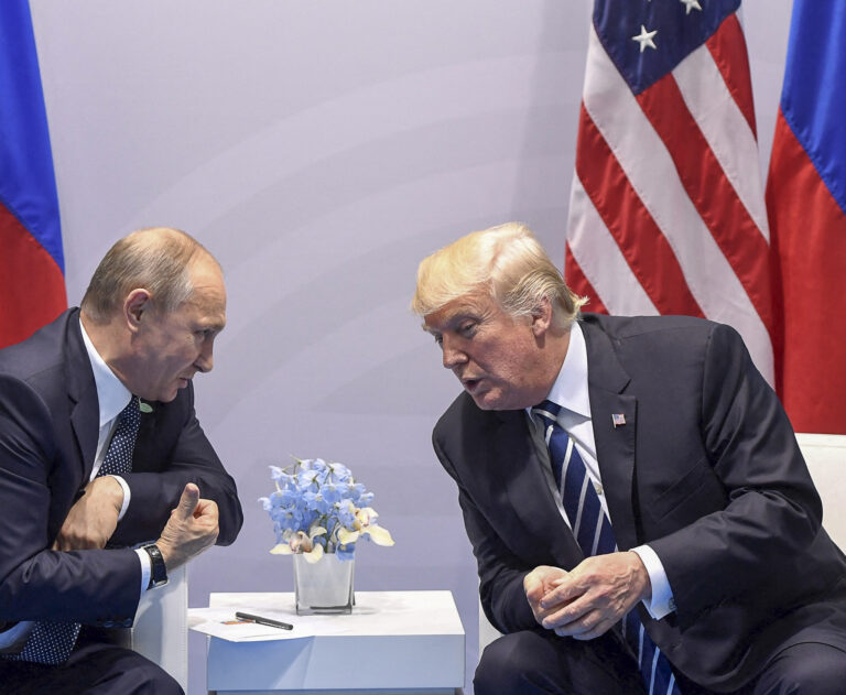 Vladimir Putin a Donald Trump na archívnej snímke z roku 2017. Foto: SAUL LOEB / AFP / AFP / Profimedia