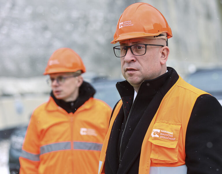 Minister dopravy  Jozef Ráž (vpravo) a generálny riaditeľ Národnej diaľnične spoločnosti Filip Macháček na stavbe diaľnice D1 Hubová ·- Ivachnová v okrese Ružomberok. Foto: Daniel StehlÌk/TASR 
