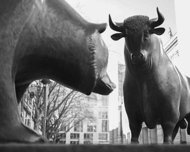 Frankfurt/Main: The bronze figures of the bull and bear, symbols of the upswing and downswing on the stock exchange, stand on the square in front of the stock exchange. Photo: Arne Dedert/picture alliance via Getty Images