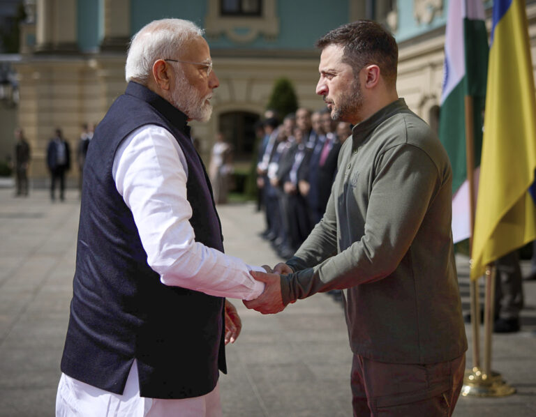 Volodymyr Zelenskyj (vpravo) víta Naréndru Módího pri príchode na bilaterálne stretnutie v Mariinskom paláci 23. augusta 2024 v Kyjeve, Ukrajina. Foto: Sarakhan Vadym/Ukrainian Preside / Zuma Press / Profimedia