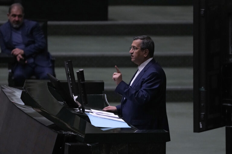 Iránsky parlament odvolal ministra hospodárstva. Dôvodom je devalvácia rialu