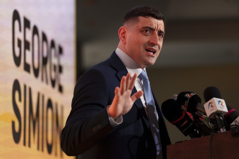 Napínavé druhé kolo prezidentských volieb v Rumunsku: šance Simiona a Dana sú vyrovnané