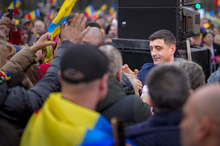 Pravicový kandidát Simion prevzal prvenstvo v prieskume po Georgescuovi