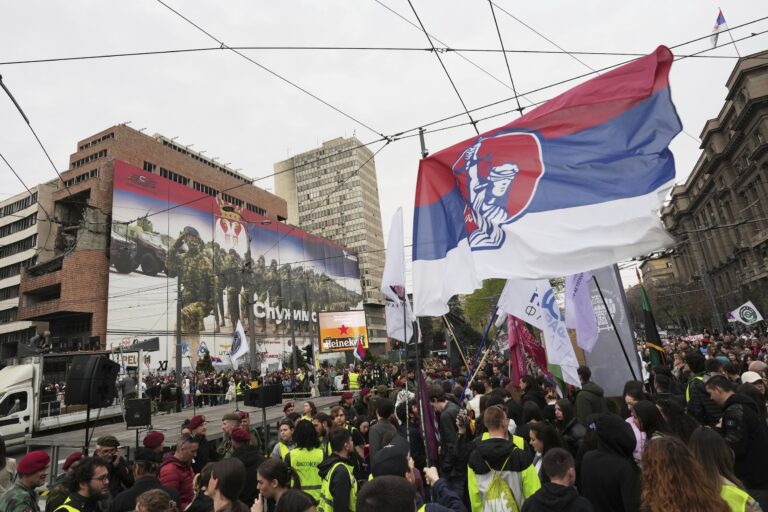 V Belehrade protestovalo 140-tisíc ľudí, v potýčkach sa zranilo šesť policajtov