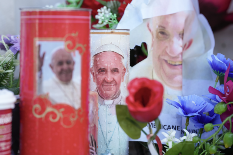 Vatikán: Stav pápeža sa zlepšuje, naďalej dostáva kyslíkovú terapiu