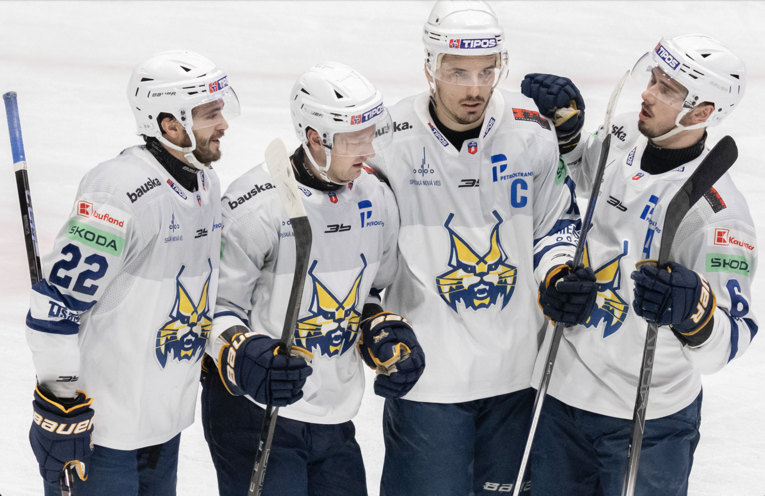 Gólová radosť hokejistov Spišskej Novej Vsi, zľava Connor Ford, Josh Kestner, strelec gólu Branislav Rapáč a David Romaňák v zápase 42. kola hokejovej Tipos extraligy HC Slovan Bratislava - HK Spišská Nová Ves. Foto: Martin Baumann/TASR