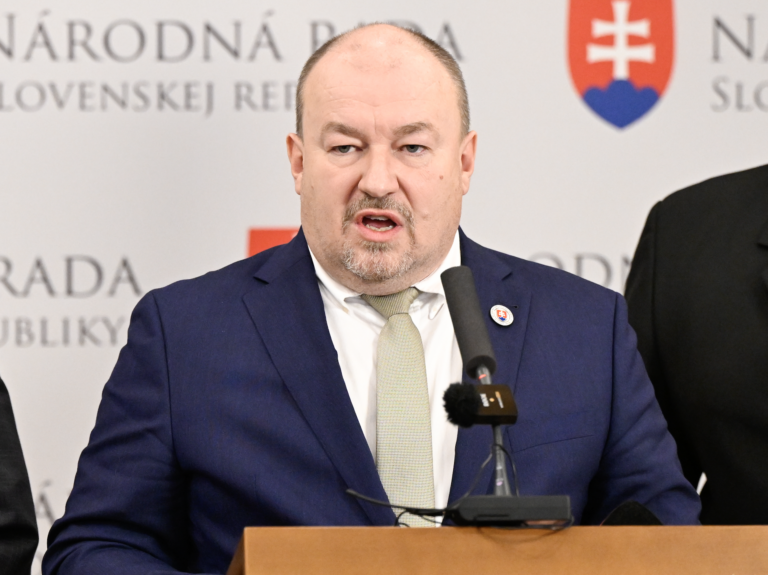 Spor Huliaka s Tarabom mohol ovplyvniť dotáciu pre firmu, kde je jeho brat konateľom