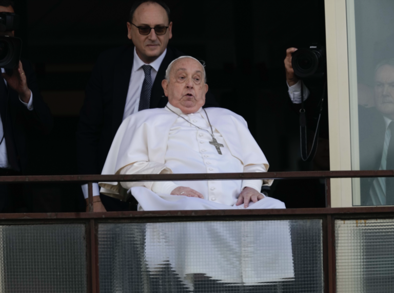 Zdravie pápeža Františka sa zlepšuje, stále však potrebuje kyslík