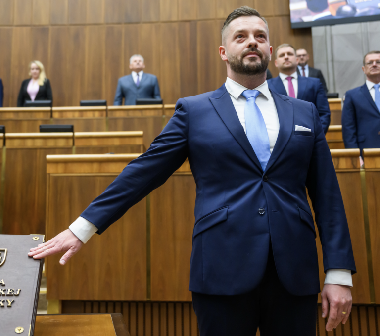 Do parlamentných lavíc zasadli po zložení sľubu náhradníci