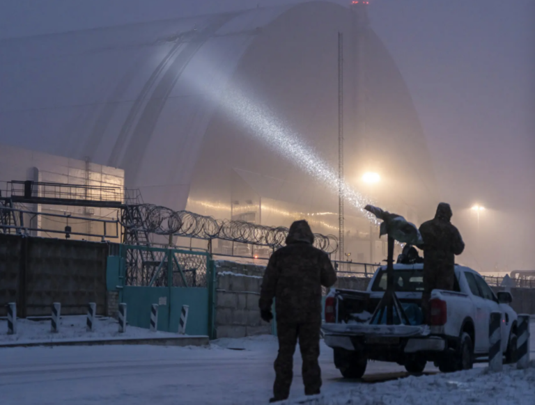 Ukrajinská jednotka protivzdušnej obrany osvetľuje dieru v oceľovom štíte jadrovej elektrárne v Černobyle minulý mesiac. Požiar, ktorý dron spôsobil, horel niekoľko týždňov. Foto: Brendan Hoffman/New York Times
