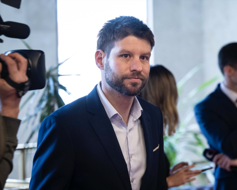 PS vyzýva nového šéfa parlamentu na zmrazenie poslaneckých platov